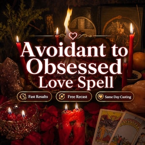 Può includere: Una composizione con il testo Avoidant to Obsessed Love Spell, candele rosse, una fiamma centrale, carte dei tarocchi e petali di rosa rossi. Tre piccoli badge ovali sotto il testo riportano Fast Results, Free Recast e Same Day Casting.