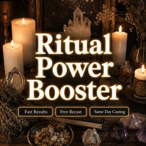 Op de afbeelding: Een weergave met de tekst Ritual Power Booster en drie kleinere rechthoekige labels met de tekst Fast Results, Free Recast en Same Day Casting. De scène bevat vier witte stompkaarsen, kwartskristallen en gedroogde kruiden.