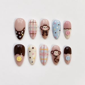 Uñas postizas con diseño de mono adorable / Set de uñas largas almendradas a cuadros rosas / Uñas postizas con botones y lunares / Uñas kawaii para cumpleaños