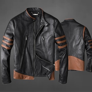 Può includere: Una giacca in pelle nera con colletto alla coreana, chiusura frontale con zip e due tasche diagonali sul petto con cerniera. Le maniche sono decorate con tre strisce orizzontali marroni e l'orlo presenta un pannello in pelle marrone.