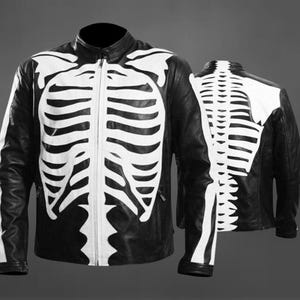 Könnte beinhalten: Eine schwarze Lederjacke mit einer weißen Skelett-Brustkorb-Grafik auf der Vorderseite und einer weißen Wirbelsäulengrafik auf der Rückseite. Die Jacke hat einen Stehkragen, einen durchgehenden Frontreißverschluss und lange Ärmel mit weißen Streifen.