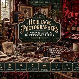 Op de afbeelding: Een digitale collectie getiteld The Heritage Photographer's Studio & Analog Darkroom Atelier, met vintage fotografieapparatuur, ingelijste portretten, filmstrips en boeken. De afbeelding bevat tekstdetails over 1.260 PNG-elementen, 100 hoofdbladen, 7 minipakketten, 5 verzamelbladen, 24 achtergronden, 4 gidsen, 300 DPI en commercieel gebruik.