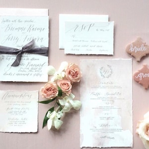 Mano personalizzata con lettere in calligrafia Invito a nozze Suite Carta di cotone strappata a mano