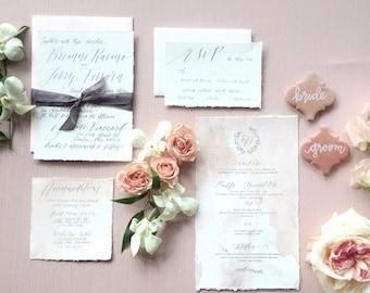 Kundenspezifische Hand beschriftet in Kalligraphie Hochzeitseinladungs-Reihe Hand gerissenes Baumwollpapier