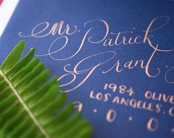 Hochzeit Kalligraphie Umschlag Adressierung mit Tinte Skript Mix Schriftart, Gold
