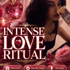 Könnte beinhalten: Eine Werbegrafik mit dem Text INTENSE LOVE RITUAL By Amalia, einer Person mit einer Tarotkarte, einer facettierten rosa herzförmigen Glasflasche, einer brennenden Kerze, rosa Rosen und roten Kristallen. Schaltflächen zeigen Photo Proof, Same Day Casting, Fast Acting.
