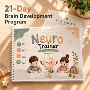Op de afbeelding: Een spiraalgebonden 21-Day Brain Development Program werkboek getiteld Neuro Trainer. De kaft bevat illustraties van twee kinderen die tekenen, een lachend hersenkarakter en tekst waaronder Interhemispheric Development en Play. Learn. Grow.