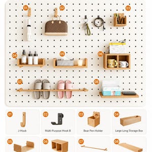 Pode incluir: Um painel perfurado branco de parede com oito acessórios de madeira e metal numerados de 01 a 08. Os itens incluem um gancho em J, um gancho multiuso, um porta-canetas de urso, uma caixa de armazenamento, uma prateleira e um sapateiro.