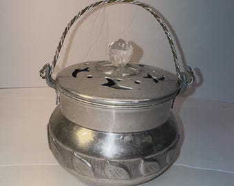 Quemador de popurrí colgante de metal plateado con tapa perforada y asa de pomo.