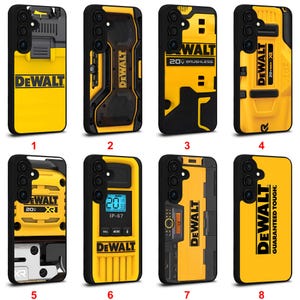 Op de afbeelding: Een collectie van acht zwarte en gele smartphonehoesjes met diverse ontwerpen geïnspireerd op DeWalt-gereedschap, inclusief merknamen, modelnummers zoals 20V, XR en IP-67, en industriële patronen, voorzien van uitsparingen voor camera's.