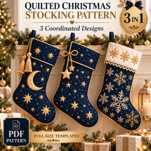 Puede incluir: Un patrón PDF digital para tres calcetines navideños acolchados de tela azul marino con motivos celestiales dorados bordados, incluyendo lunas y estrellas, además de un calcetín con puño blanco, copos de nieve dorados y borlas doradas.