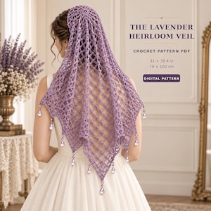 Può includere: Un velo all'uncinetto color lavanda con un motivo a reticolo a rombi e perline a goccia lungo i bordi. Testo: THE LAVENDER HEIRLOOM VEIL, CROCHET PATTERN PDF, 79 x 100 cm, DIGITAL PATTERN. Il velo è indossato sopra un abito bianco.