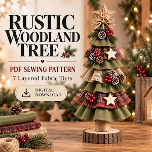 Może przedstawiać: Dekoracyjne drzewko z tkaniny z siedmioma warstwami w kolorze oliwkowej zieleni i czerwonej kraty, zwieńczone gwiazdą. Tekst głosi RUSTIC WOODLAND TREE, PDF SEWING PATTERN, 7 Layered Fabric Tiers oraz DIGITAL DOWNLOAD. Stoi na drewnianej podstawie.