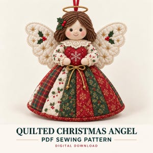 Puede incluir: Un adorno de ángel navideño acolchado con cabello de hilo marrón, un halo dorado y alas color crema con bordados de acebo. El ángel viste un vestido con paneles de tela rojos, verdes y blancos, sosteniendo un corazón rojo con un copo de nieve.