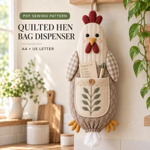 Puede incluir: Un patrón de costura para dispensador de bolsas con forma de gallina acolchada con el texto PDF SEWING PATTERN QUILTED HEN BAG DISPENSER A4 + US LETTER. La gallina de tela tiene cuerpo crema, alas de cuadros marrones y un bolsillo con hojas.