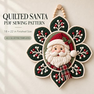 Op de afbeelding: Een Quilted Santa PDF-naaipatroon met een afgewerkte maat van 18 x 22 inch en A4 + US letter-sjablonen. Het ontwerp toont een centraal gezicht van de Kerstman omringd door donkergroene doorgestikte bloemblaadjes met rode bessen en witte kraalaccenten.