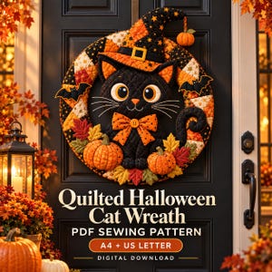 Peut inclure: Une couronne de chat d'Halloween matelassée avec un chat noir portant un chapeau de sorcière orange et noir, ornée de citrouilles, de feuilles d'automne et de chauves-souris. Le texte indique : Quilted Halloween Cat Wreath, PDF SEWING PATTERN, A4 + US LETTER, DIGITAL DOWNLOAD.