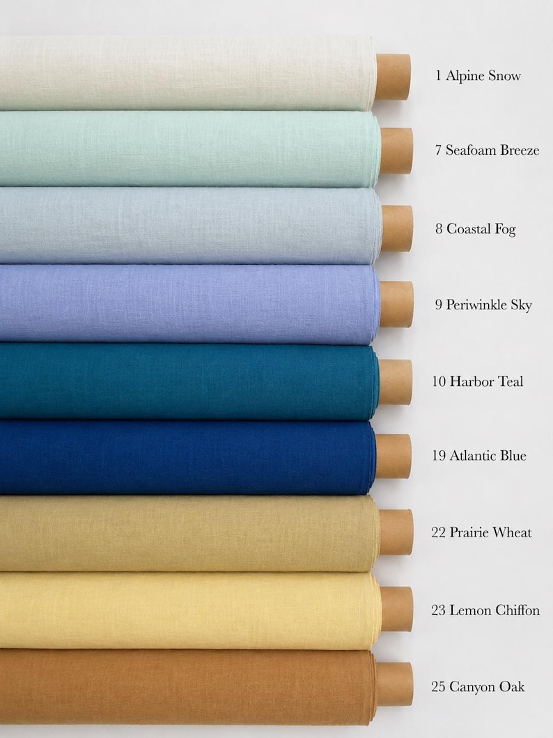Op de afbeelding: Negen horizontale rollen stof verticaal gestapeld, elk met een kartonnen kern. De kleuren zijn Alpine Snow, Seafoam Breeze, Coastal Fog, Periwinkle Sky, Harbor Teal, Atlantic Blue, Prairie Wheat, Lemon Chiffon en Canyon Oak.