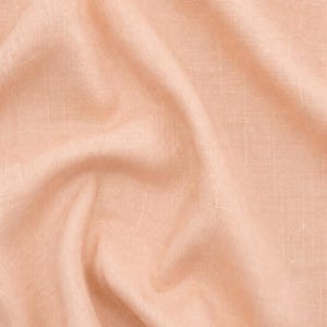 Puede incluir: Una pieza de tela color crema albaricoque con una textura tejida visible y pliegues suaves. El texto 21 Apricot Cream 180G Tencel-Linen Fabric est&aacute; impreso en blanco en la esquina inferior izquierda, indicando la composici&oacute;n del material.