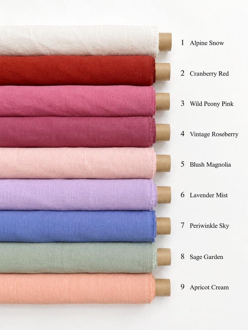 Op de afbeelding: Negen rollen stof verticaal gestapeld, elk op een kartonnen koker. De kleuren zijn Alpine Snow, Cranberry Red, Wild Peony Pink, Vintage Roseberry, Blush Magnolia, Lavender Mist, Periwinkle Sky, Sage Garden en Apricot Cream.