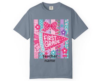 Camiseta con banderín de primer grado / Nombre del maestro personalizado