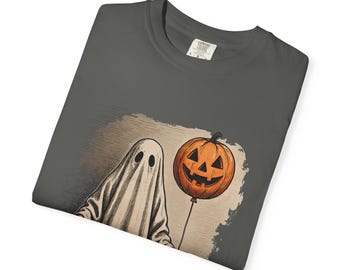 Camiseta vintage de Halloween con fantasma sosteniendo un globo de calabaza.