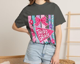 Camiseta con banderín de tercer grado / Personalizable con el nombre del profesor, rayas florales rosas
