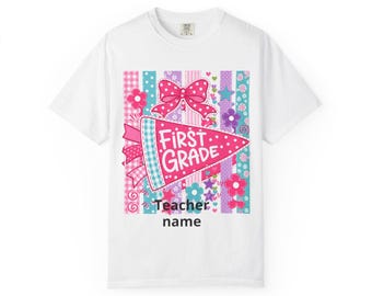 Camiseta con banderín de primer grado / Nombre del maestro personalizado