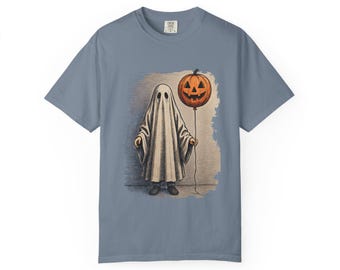 Camiseta vintage de Halloween con fantasma sosteniendo un globo de calabaza.