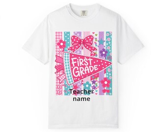 Camiseta con banderín de primer grado / Nombre del maestro personalizado