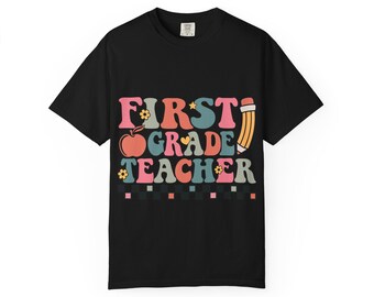 Camiseta para maestra de primer grado / Texto retro colorido, lápiz y estrellas