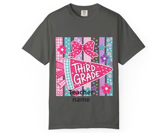 Camiseta con banderín de tercer grado / Personalizable con el nombre del profesor, rayas florales rosas