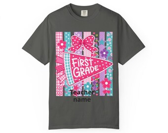Camiseta con banderín de primer grado / Nombre del maestro personalizado