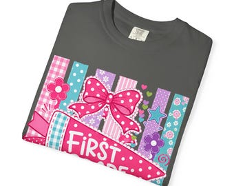 Camiseta con banderín de primer grado / Nombre del maestro personalizado