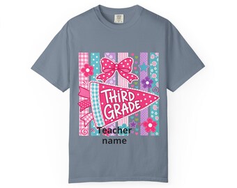 Camiseta con banderín de tercer grado / Personalizable con el nombre del profesor, rayas florales rosas