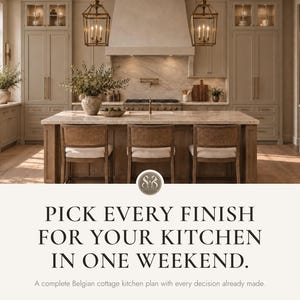 Op de afbeelding: Een keuken met lichtbeige kasten, een groot kookeiland met drie houten stoelen en twee hangende lantaarns. De tekst luidt: PICK EVERY FINISH FOR YOUR KITCHEN IN ONE WEEKEND. Een compleet plan voor een Belgische cottage-keuken.