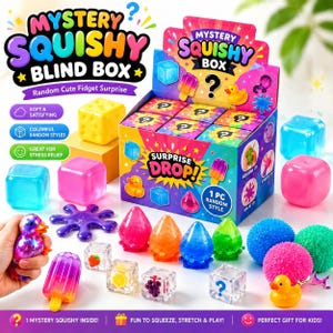 Può includere: Una scatola espositiva Mystery Squishy Blind Box con grafiche e testo colorati, circondata da vari giocattoli fidget squishy tra cui cubi traslucidi, paperelle di gomma, blocchi trasparenti a tema frutta e sfere testurizzate dai colori vivaci.