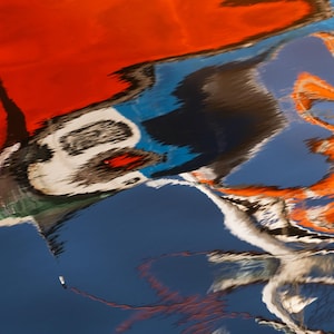 Puede incluir: Una pintura abstracta vibrante con reflejos distorsionados y audaces de formas en rojo brillante, azul profundo y naranja. La composición muestra líneas fluidas y onduladas junto a bloques de colores contrastantes que crean movimiento.