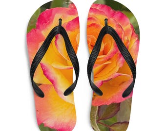 Chanclas con estampado de rosas: calzado cómodo para el verano.