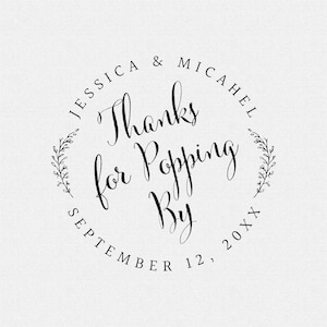 Puede incluir: Diseño de invitación circular con el texto "Jessica & Micahel Thanks for Popping By September 12, 20XX" en escritura elegante. El texto está rodeado por un diseño de corona floral, perfecto para una boda o evento.
