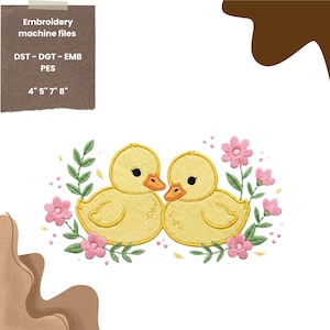 以下が含まれることがあります： ピンクの花と緑の葉に囲まれた2羽の黄色いアヒルの子の刺繍ミシン用データデザイン。テキストには「Embroidery machine files, DST - DGT - EMB, PES, 10 cm, 13 cm, 18 cm, 20 cm」と記載されています。デザインは白い背景に配置されています。