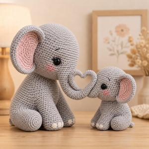 Haakpatroon voor een moeder-babyolifantpaar (amigurumi) met hartjes en slurfjes, ideaal als kraamcadeau (PDF, direct te downloaden).