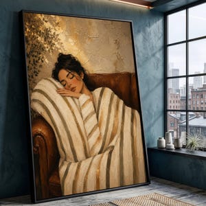 Lugn kvinna vilar på soffan, väggkonst för mysig hemkomfort, canvas för fridfull inomhusscen, elegant vardagsrumsinredning