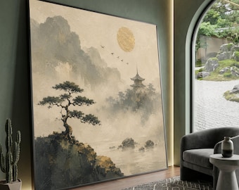Op de afbeelding: Een groot rechthoekig wandkunstwerk met een getextureerd landschapsschilderij in gedempte beige, grijze en gouden tinten. Het kunstwerk toont een eenzame bonsai op een rotsachtige klif, een verre pagode in mistige bergen en een gouden zon.