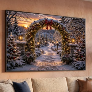 以下が含まれることがあります： 夕暮れ時の雪に覆われた冬の庭園を描いた長方形のウォールアートプリント。温かみのあるイルミネーションと赤いリボンで飾られた大きな常緑樹のアーチが、雪に覆われた木々の間を抜ける石畳の小道を縁取っています。