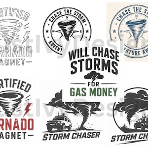Puede incluir: Una colección de siete diseños gráficos con temas de tornados y cazadores de tormentas. Los elementos incluyen ilustraciones de tornados, brújulas, vehículos de caza de tormentas y textos como Certified Tornado Magnet, Chase The Storm y Will Chase Storms For Gas Money.