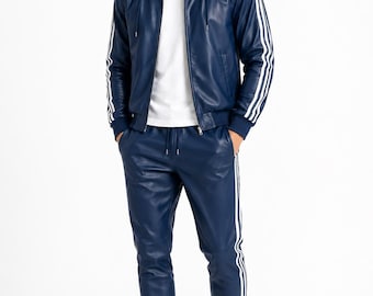 Marineblauw leren trainingspak met capuchon, bomberjack en joggingbroek met witte strepen