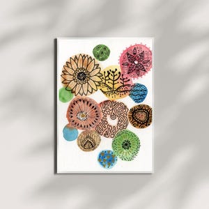 Peut inclure: Une impression d'art rectangulaire verticale présentant une collection de cercles à l'aquarelle de différentes tailles et couleurs, dont jaune, orange, rose, vert et bleu. Chaque cercle contient des dessins complexes à l'encre noire.