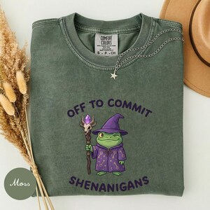 Auf zu neuen Abenteuern – T-Shirt mit Zauberfrosch-Motiv, lustiges DnD-Fantasy-Shirt, Geschenkidee für Hexen, Goblins und Cottagecore