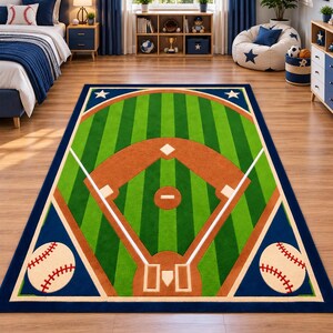Puede incluir: Una alfombra rectangular con un diseño de campo de béisbol que presenta un patrón de césped verde a rayas, un cuadro interior de tierra marrón y líneas de base blancas. Las esquinas tienen triángulos azul oscuro con pelotas de béisbol blancas.